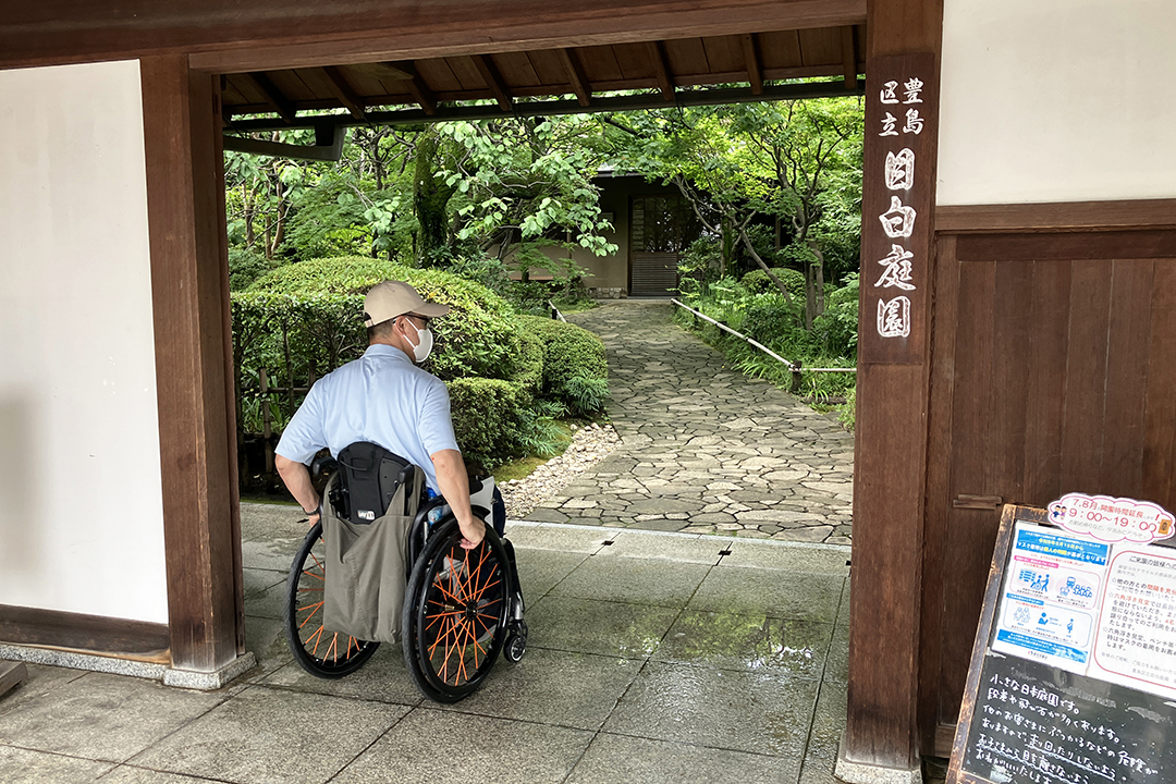 車いすの筆者が表門に入ろうしている写真