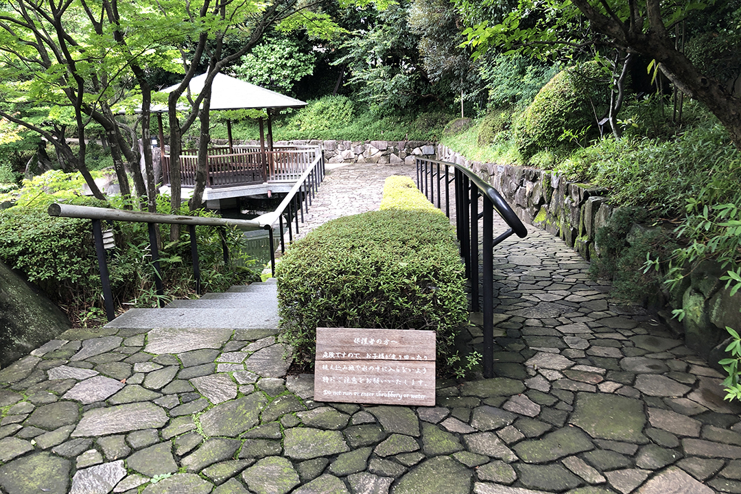 道の左側が階段、右側がスロープのさきに六角浮き見堂が見える写真