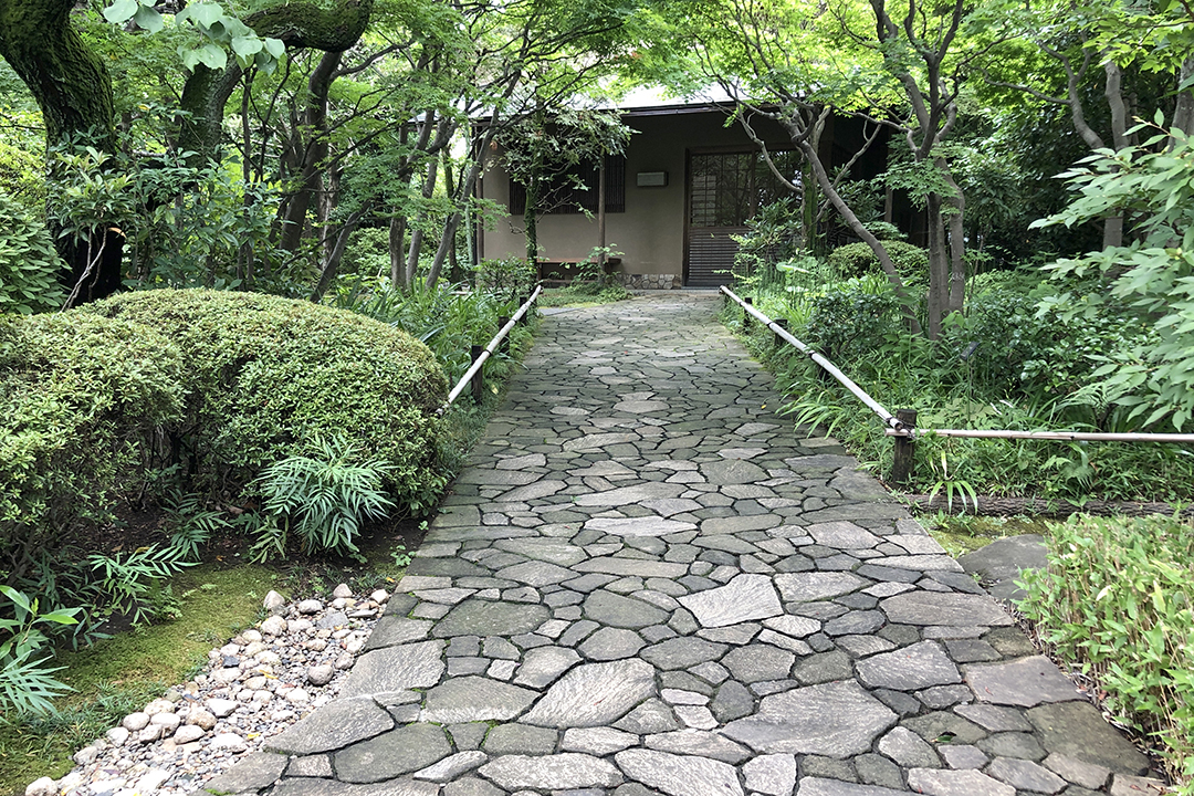 赤鳥庵の建物に向かって緩いスロープがまっすぐある写真