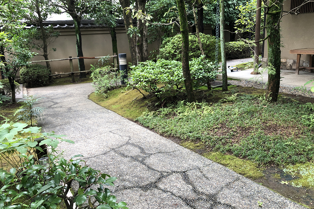 赤鳥庵の建物の左脇道を写した写真