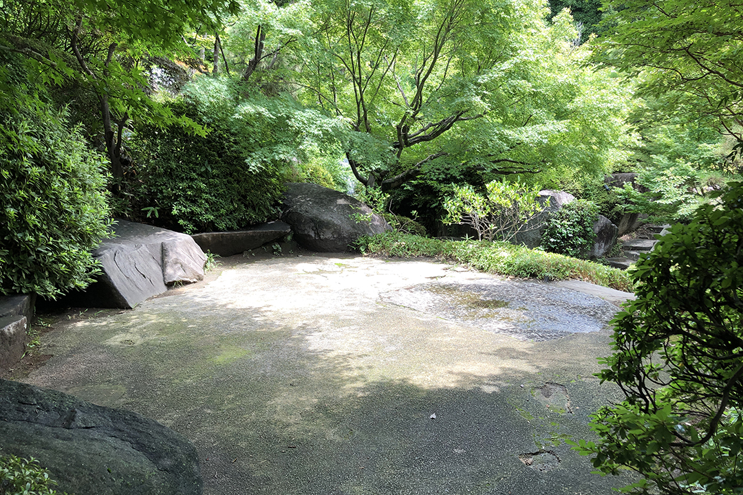 滝見台にある狭い広場の写真