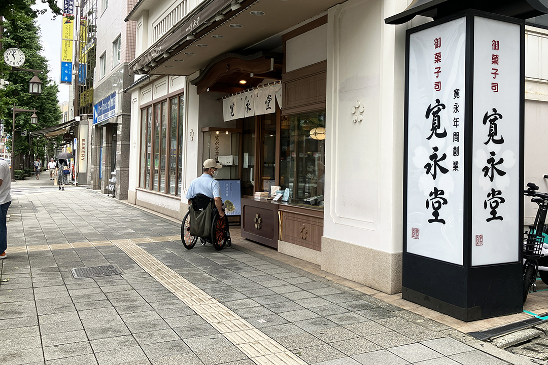 車いすの筆者がお店の中を覗いている写真