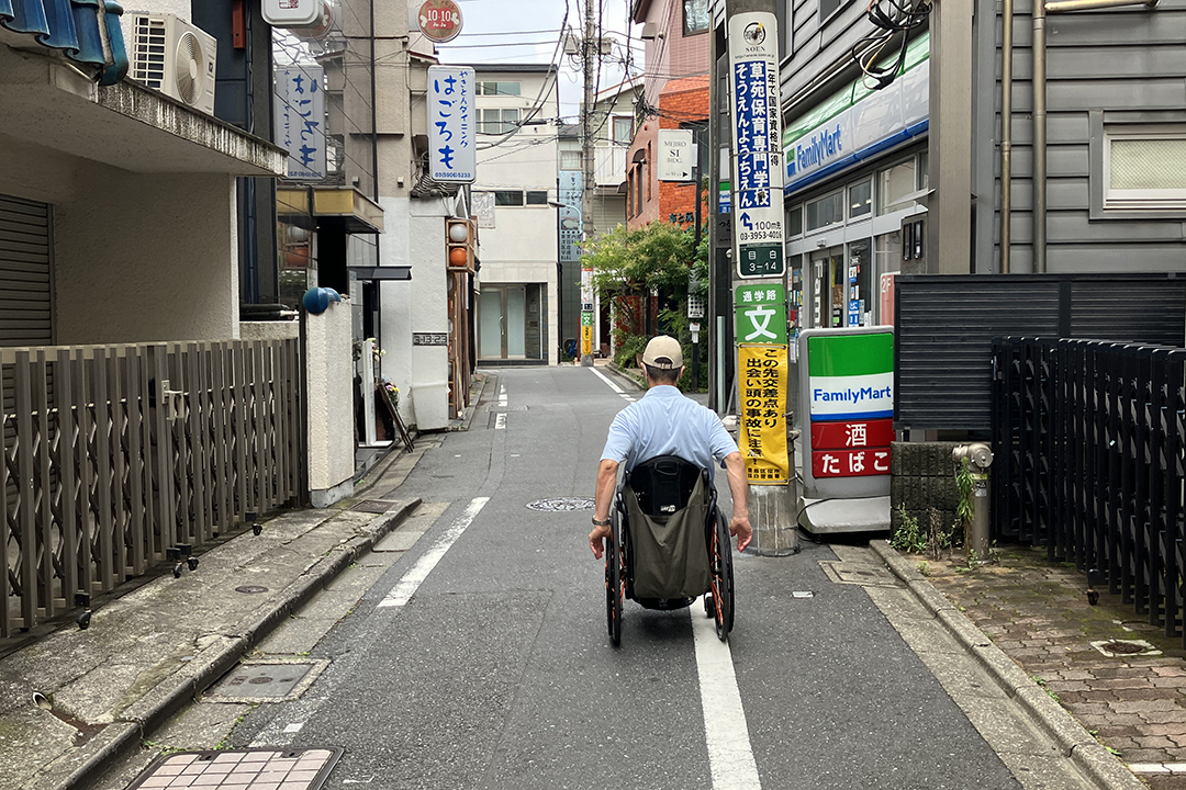 車いすの筆者がまっすぐ進んでいる写真