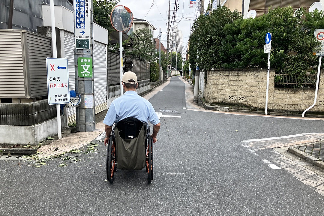 車いすの筆者がまっすぐ進んでいる写真