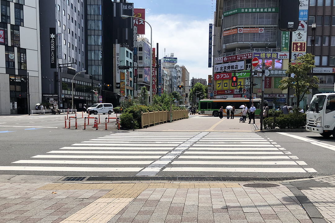 早稲田出口正面の横断歩道とその先にある駅前広場の写真