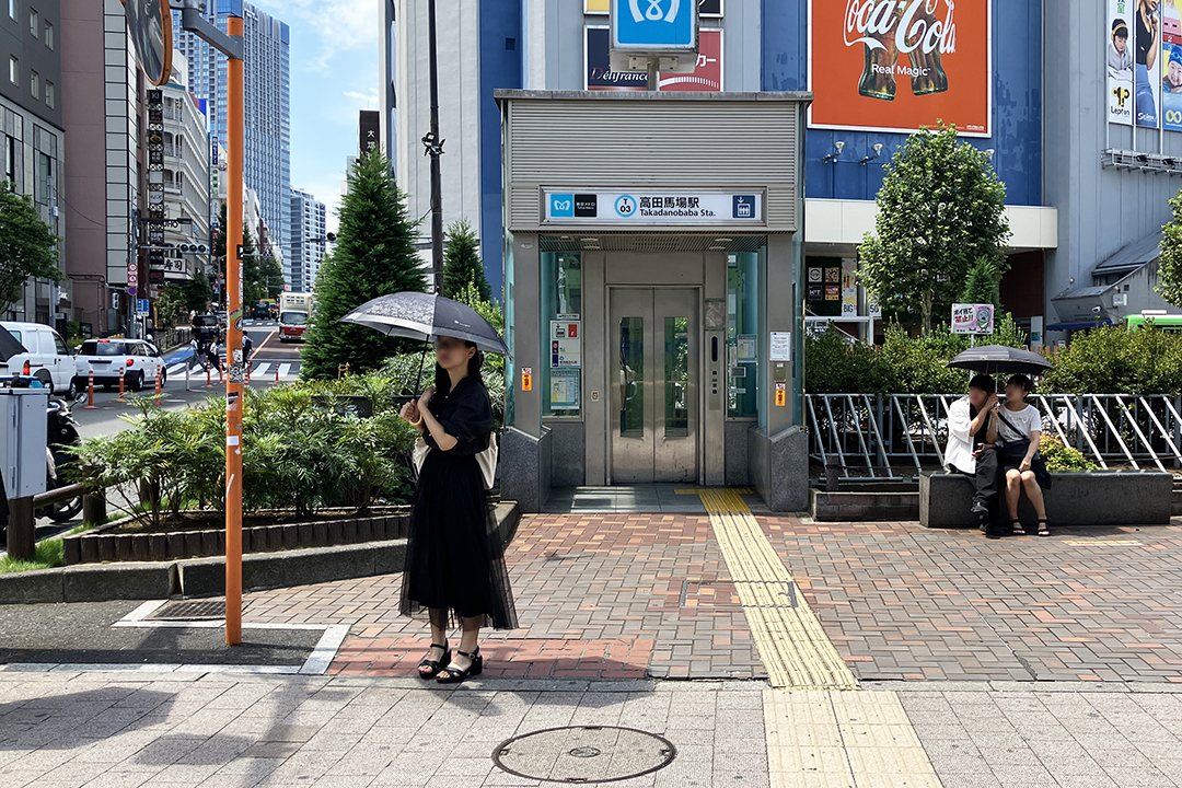 駅前広場の中にある東京メトロ東西線乗り換えのエレベーターの写真