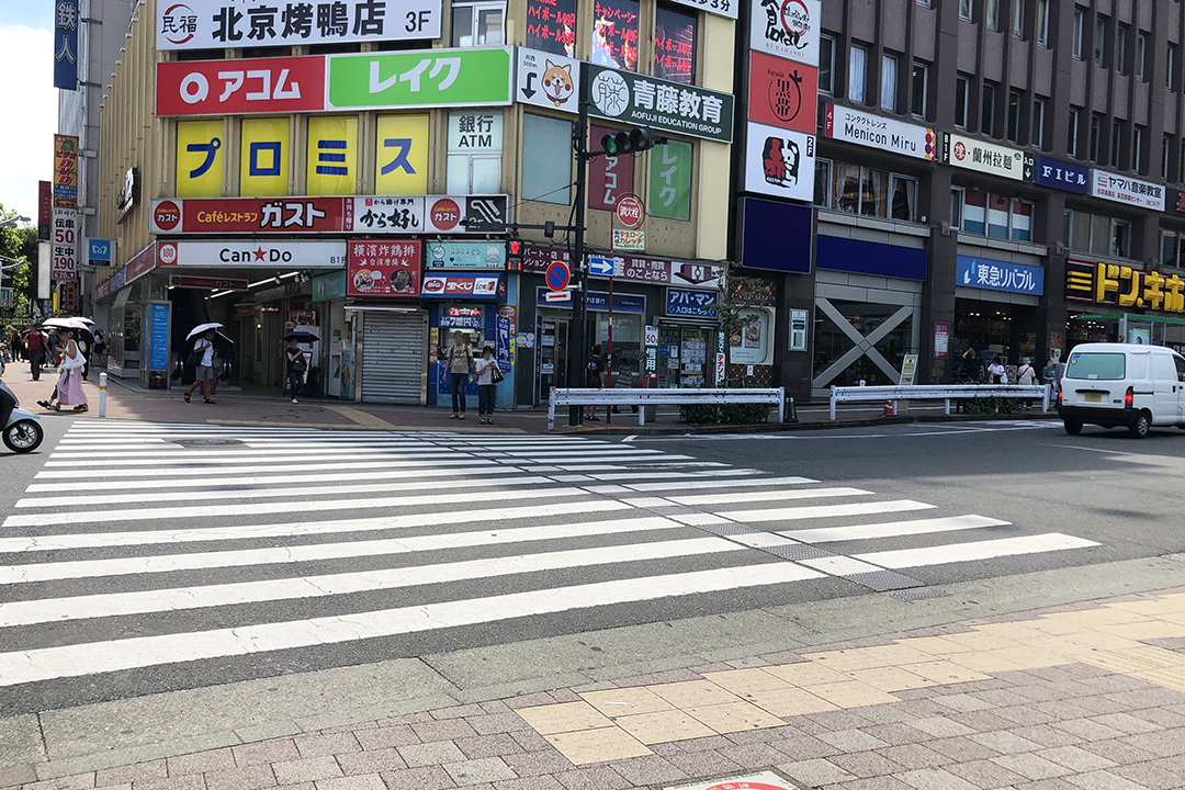 駅前広場の先にあるつつじ通りの横断歩道の写真