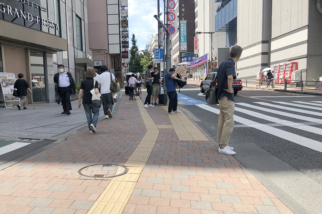 横断歩道を渡って右方向の上り坂の写真