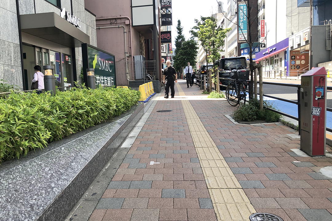 つつじ通りの歩道の写真