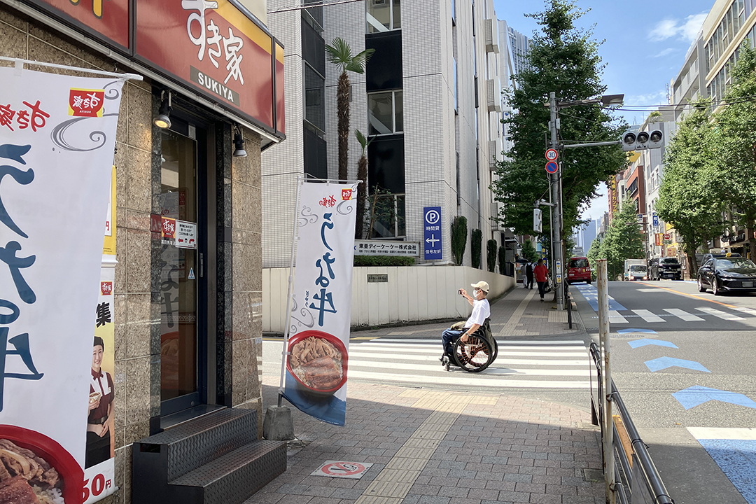 交差点左角の飲食店のところを左折している筆者の写真