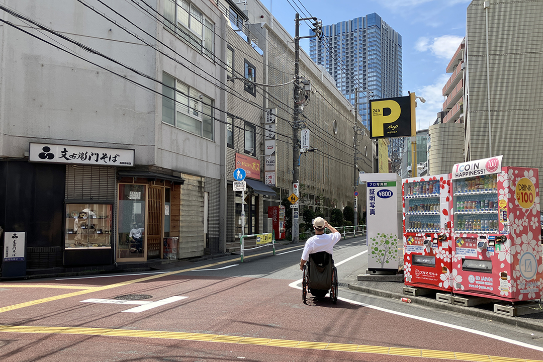 十字路から右方向を見ている筆者の写真