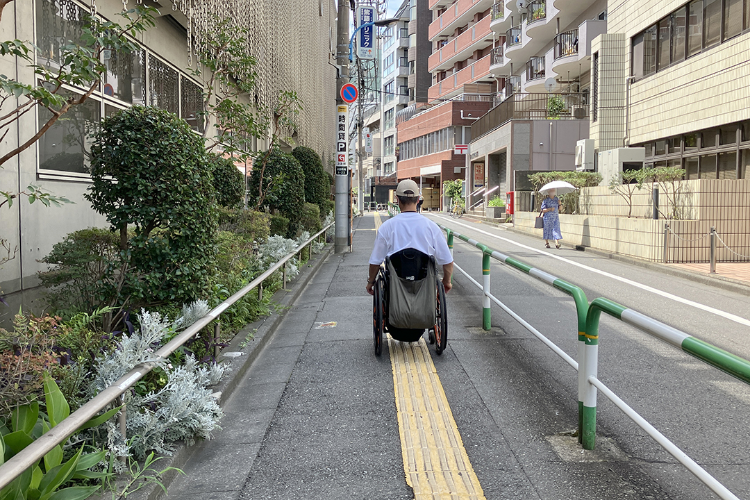 右方向進んでいる筆者の写真