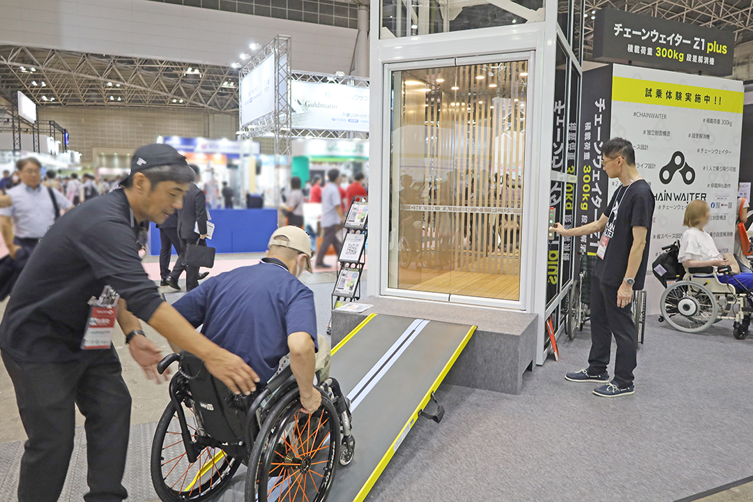 車いすの筆者が試乗するため段差解消機の入口に入ろうとしているところ