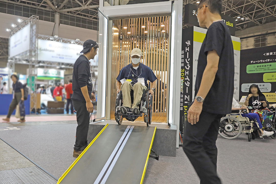 段差解消機から筆者が降りてくるところ