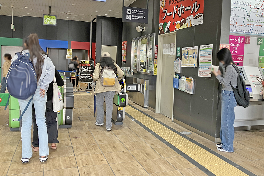 改札外側の右端の案内所を写した写真