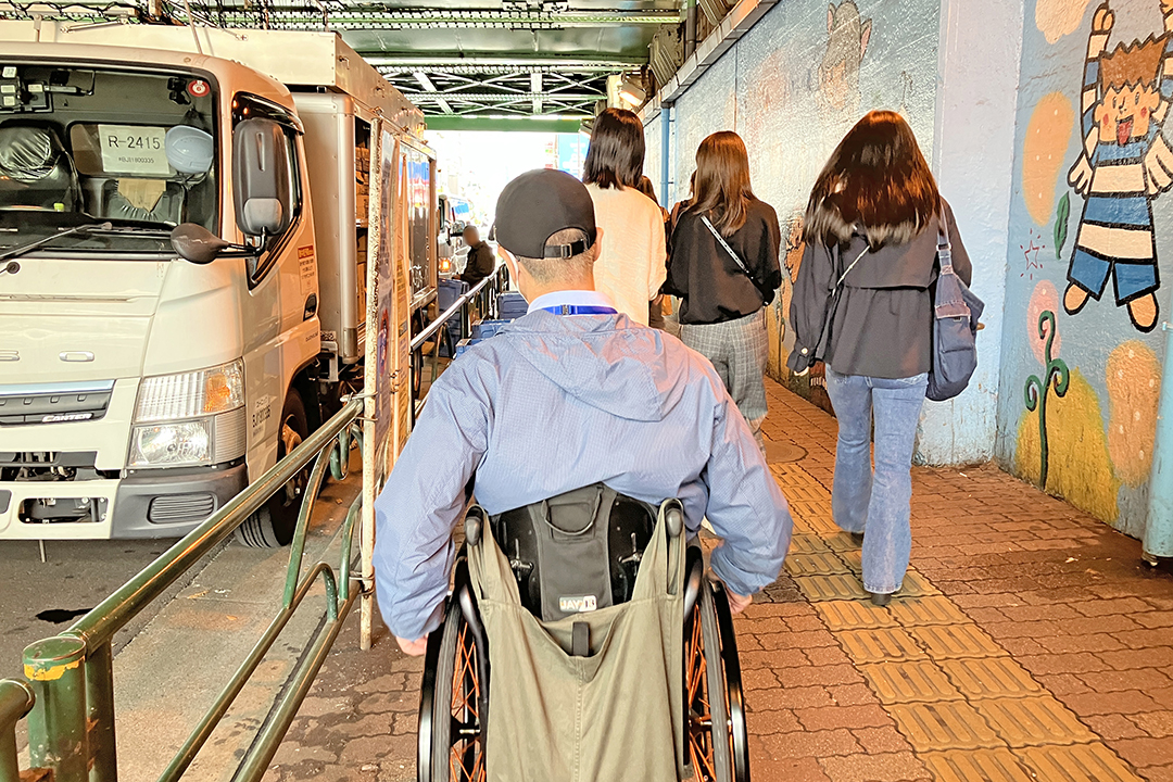 筆者が高架下を車いすで走っている