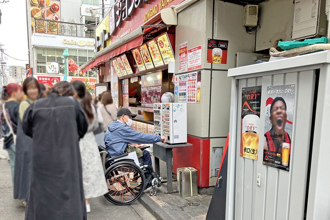 筆者がお店の前の券売機で購入している