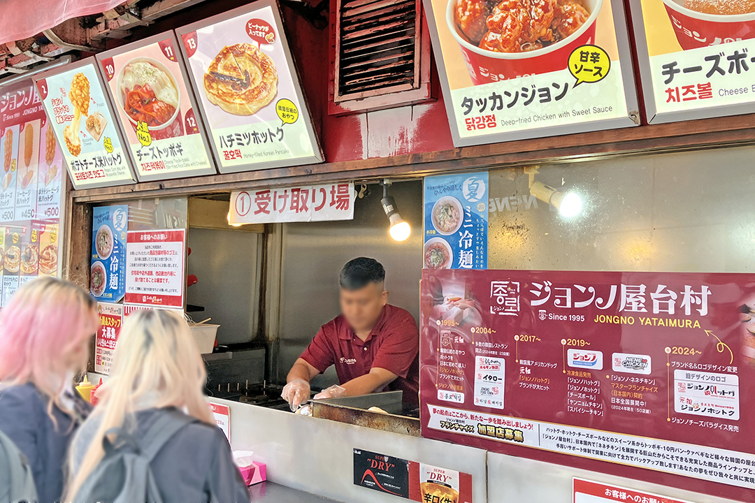 お店の中でホットクを焼いている店員さん