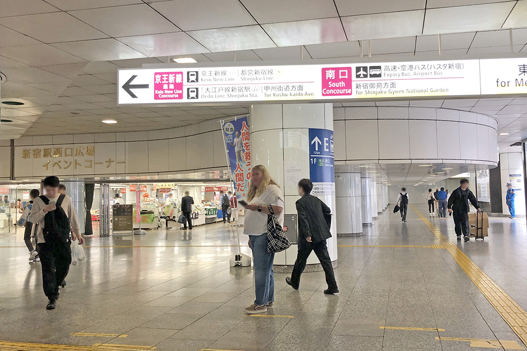 新宿駅西口広場イベントコーナー付近