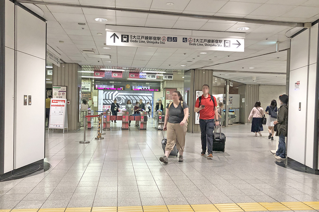 通路の先にある大江戸線 新宿駅・都営新宿線（京王新線）改札