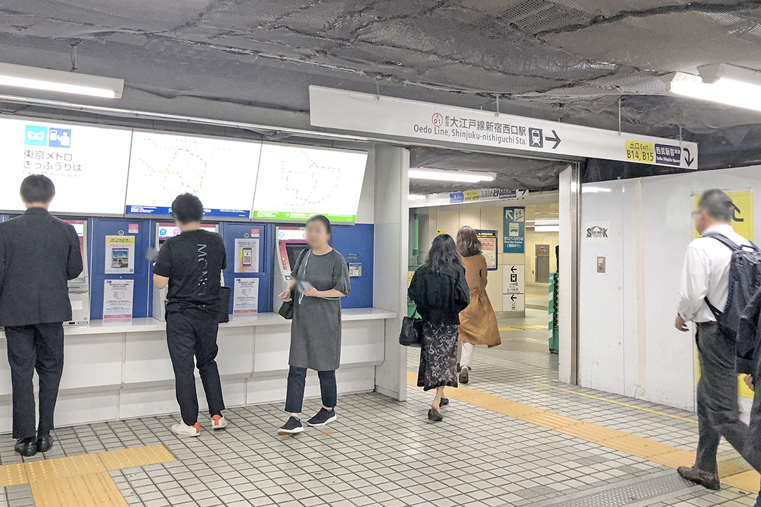 通路の先にある案内板