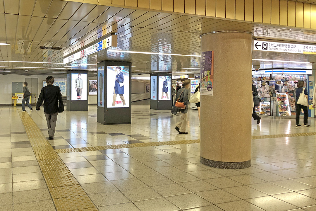 通路の右前にある店舗