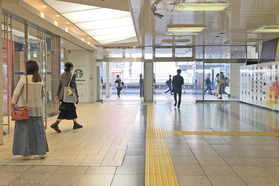 １Fの新宿東口内側