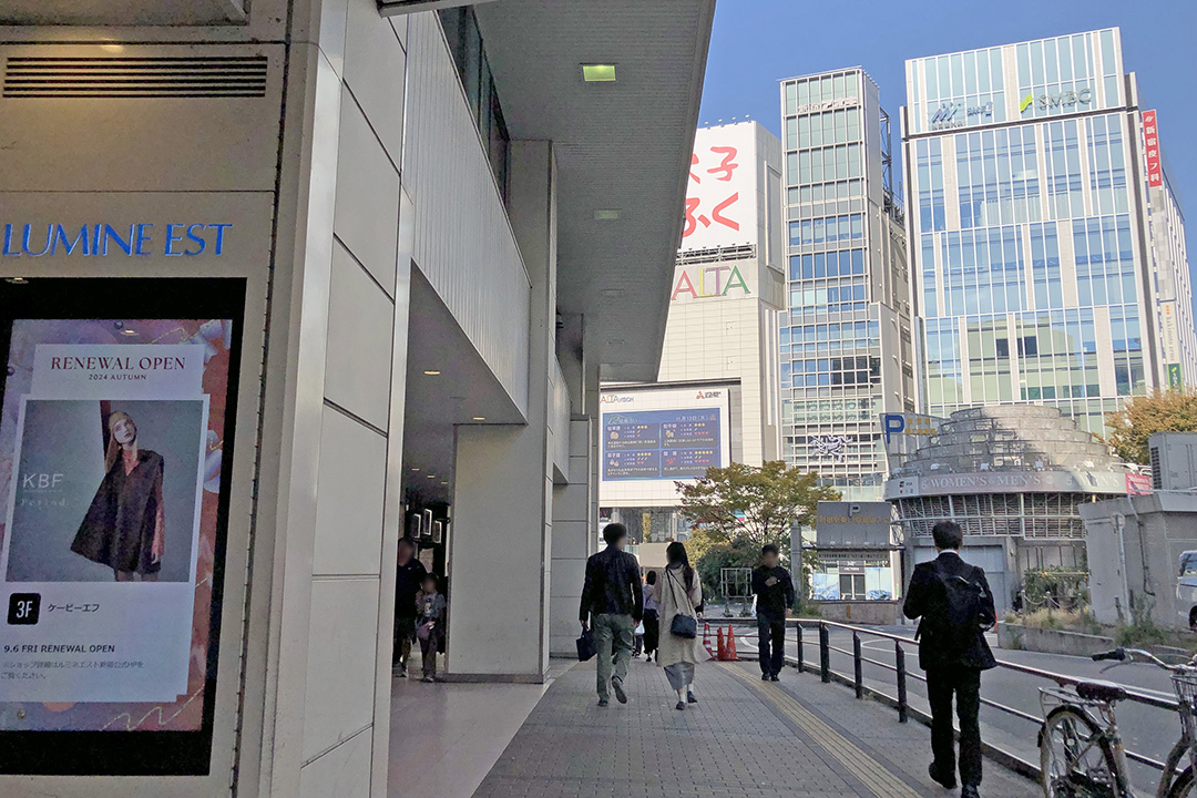 駅前広場方向の歩道