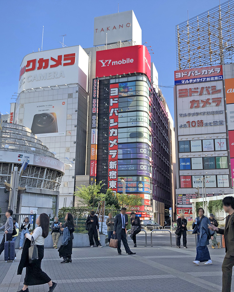 駅前広場から見たヨドバシカメラ