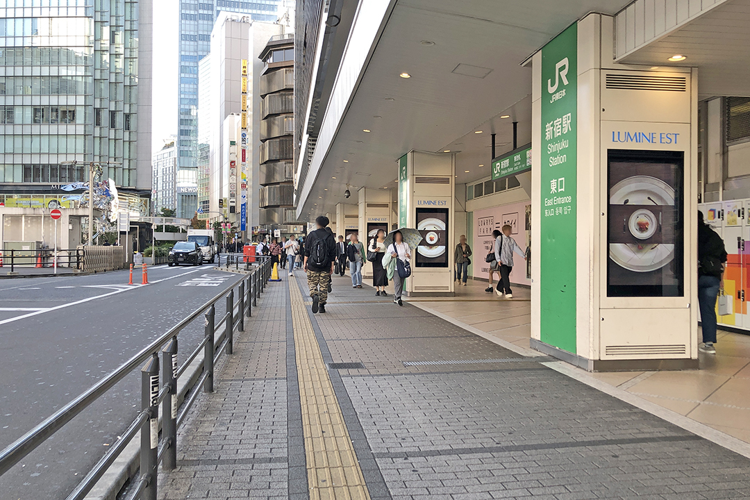 東口から右方向の歩道