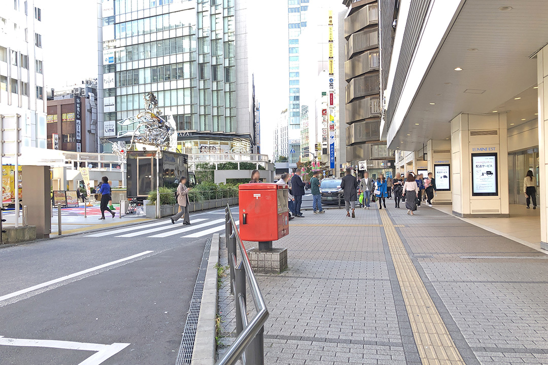 歩道の先左側にある横断歩道