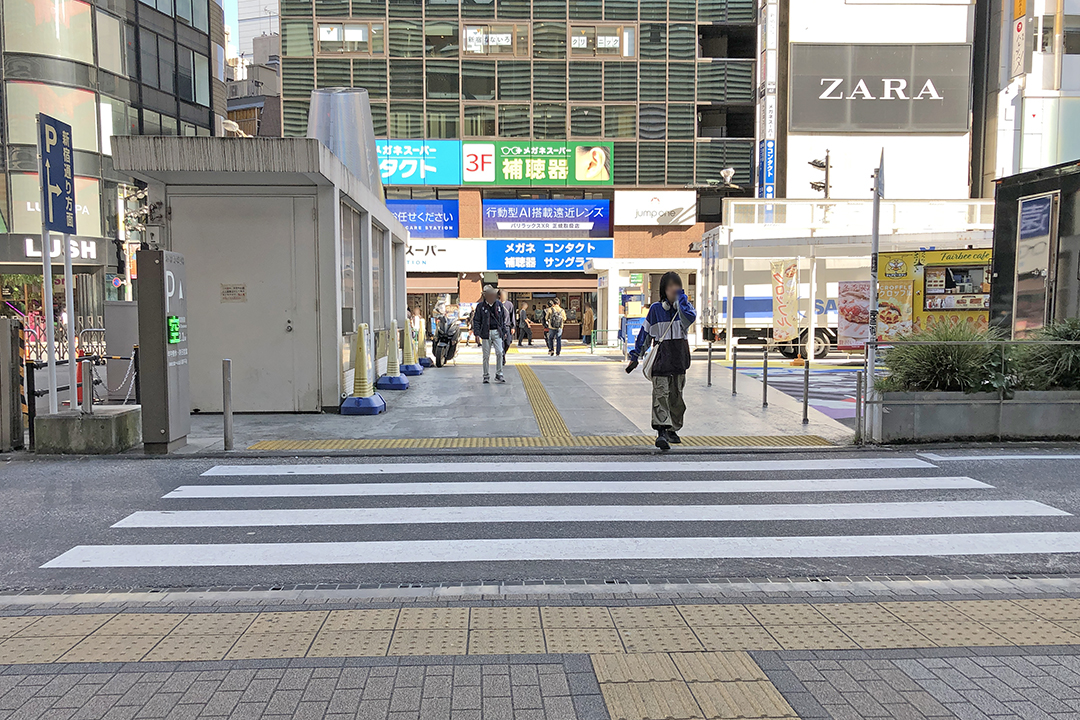 横断歩道を渡る方向を見る写真