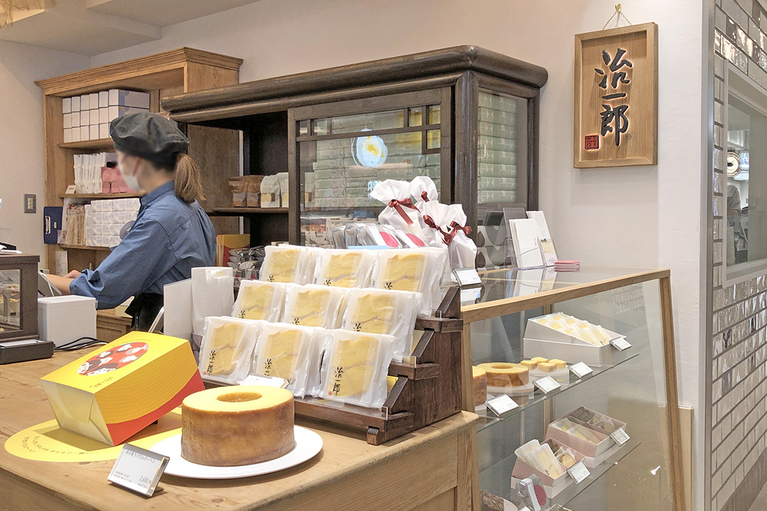 治一郎店舗とバームクーヘン