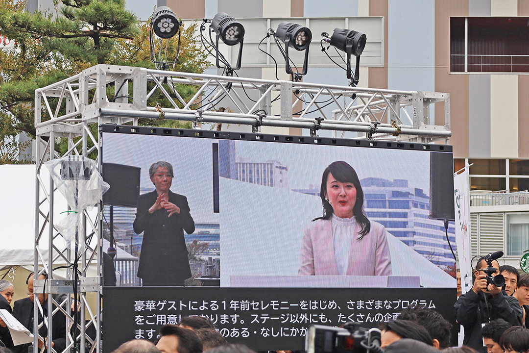 ステージ両脇の大型モニター下部には字幕があります