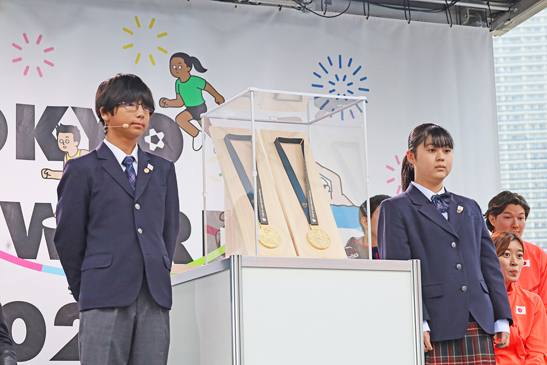 投票した中学生代表２名の、プレゼンター