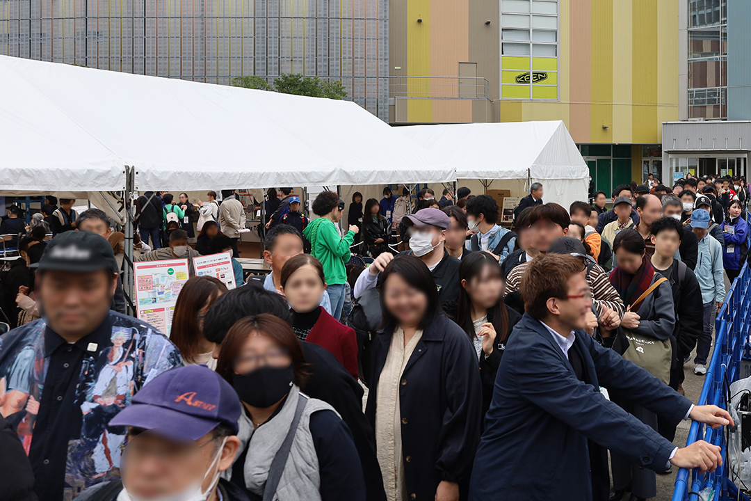 ステージ前の来客者の様子