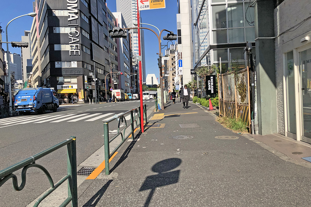 広場から歩道の進む先を見ている写真