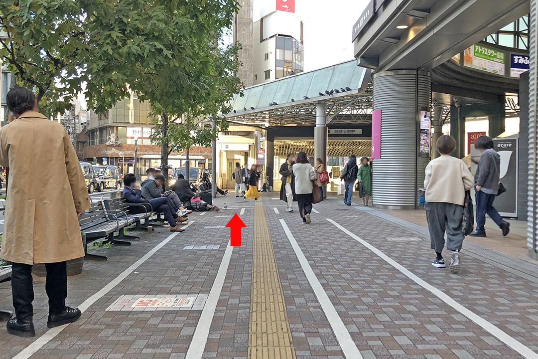 段差解消エレベーターから右方向の歩道