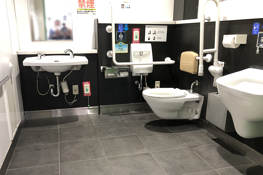 多機能トイレの内側。便座は右奥。