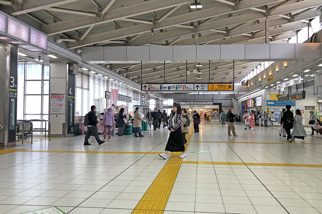 通路の先、5~8番線の案内板が見える写真
