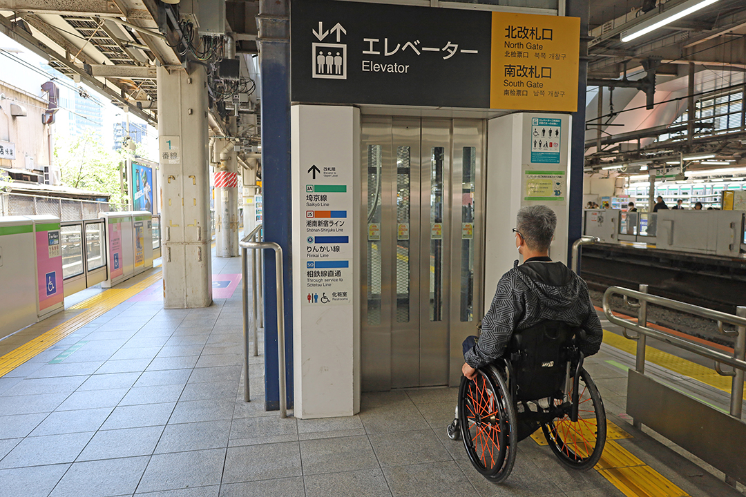 ホーム（１Ｆ）から改札階（２F）へ行くエレベーター入口