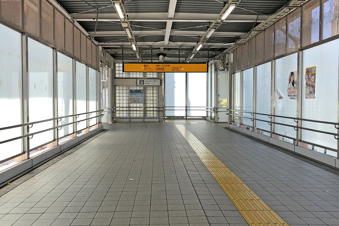 西口方向の通路の写真