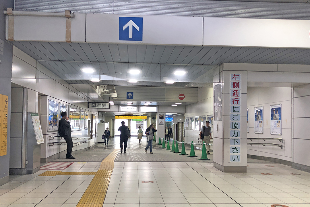 東口へ向かう左側通行の下りスロープ