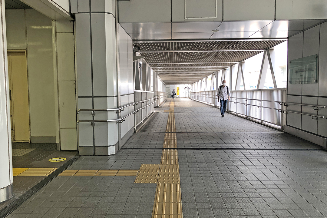 左方向の緩い下りのスロープ