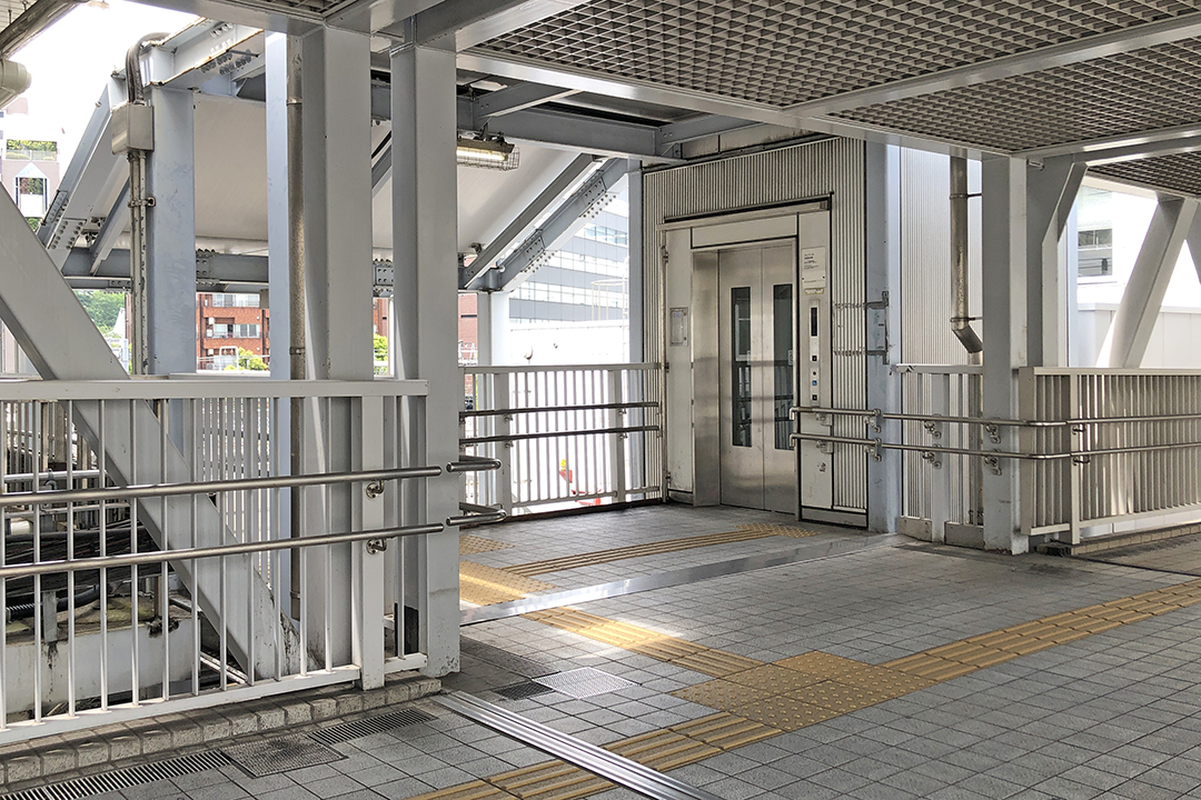 スロープの途中左側にある２Ｆのエレベーター入口