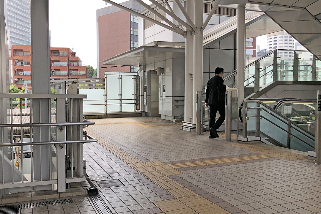 スロープの終わりにある階段の左隣にある２Ｆのエレベーター入口