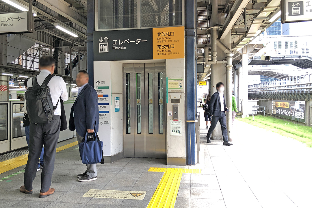 ホーム（１Ｆ）から改札階（２F）へ行くエレベーター入口