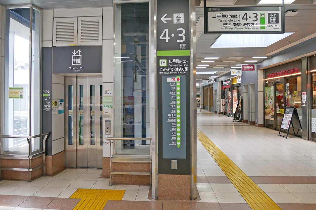 改札階（２Ｆ）からホーム（１Ｆ）へ行くエレベーター入口