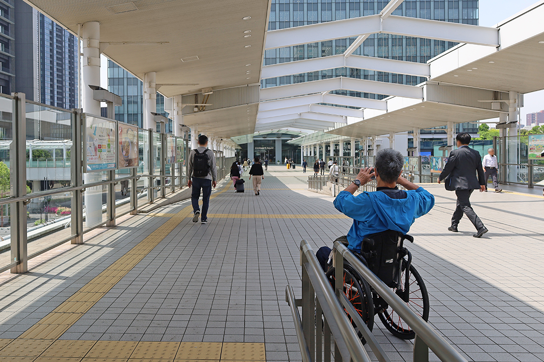 スロープを上りきった先の通路の写真