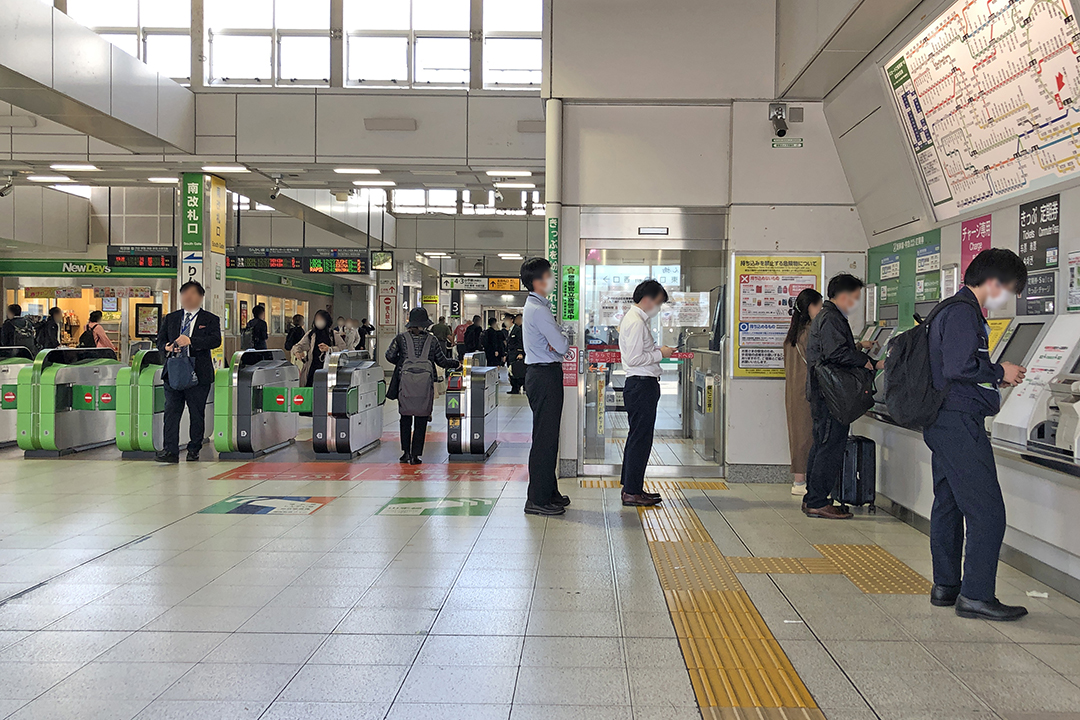 南改札口外側の右端の案内所の写真